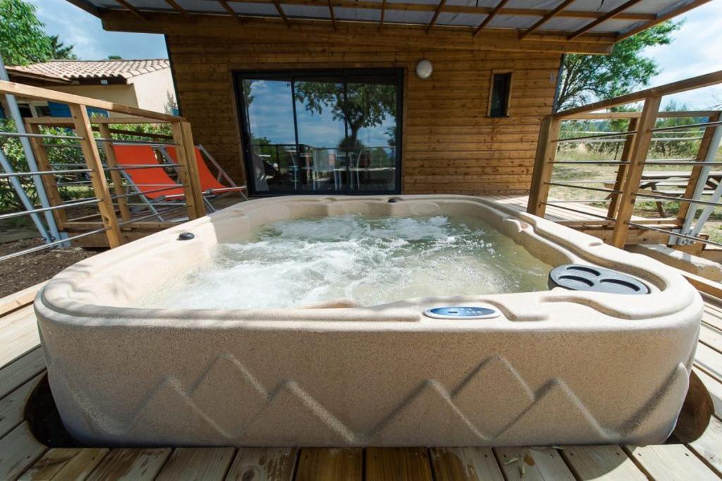 Camping Les Hautes Prairies Lourmarin Exterior foto